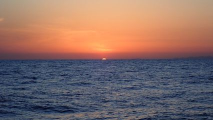 写真２：潮岬沖に沈む夕陽（2025年3月撮影）.JPG
